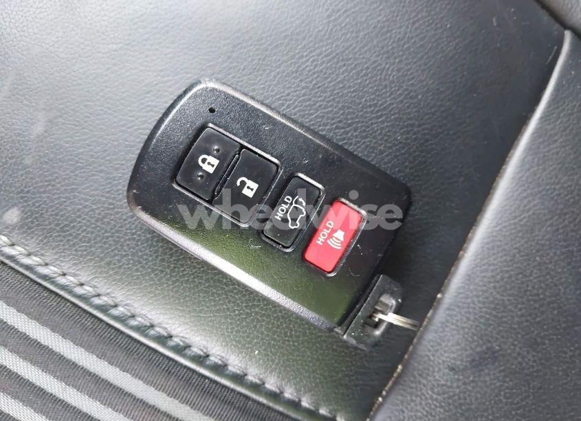 Photo 11 of 2018 Toyota Highlander SE (VIN 5TDJZRFH5JS895589)