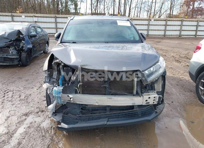 Photo 12 of 2018 Toyota Highlander SE (VIN 5TDJZRFH5JS895589)