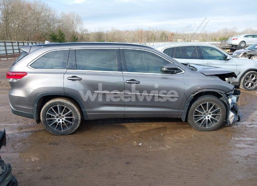 Photo 13 of 2018 Toyota Highlander SE (VIN 5TDJZRFH5JS895589)