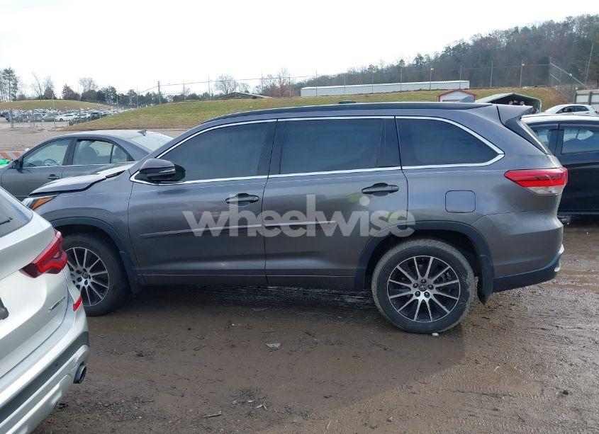 Photo 14 of 2018 Toyota Highlander SE (VIN 5TDJZRFH5JS895589)