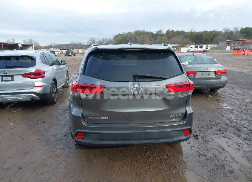 Photo 16 of 2018 Toyota Highlander SE (VIN 5TDJZRFH5JS895589)