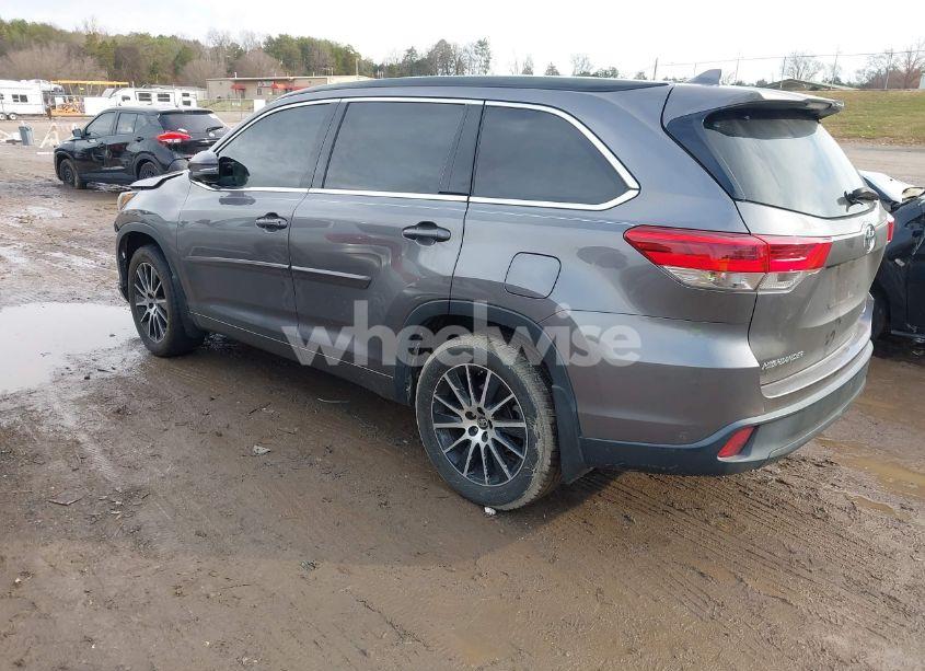 Photo 3 of 2018 Toyota Highlander SE (VIN 5TDJZRFH5JS895589)
