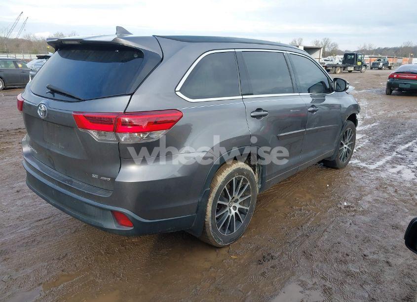 Photo 4 of 2018 Toyota Highlander SE (VIN 5TDJZRFH5JS895589)