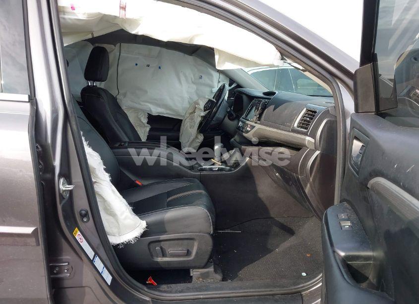 Photo 5 of 2018 Toyota Highlander SE (VIN 5TDJZRFH5JS895589)