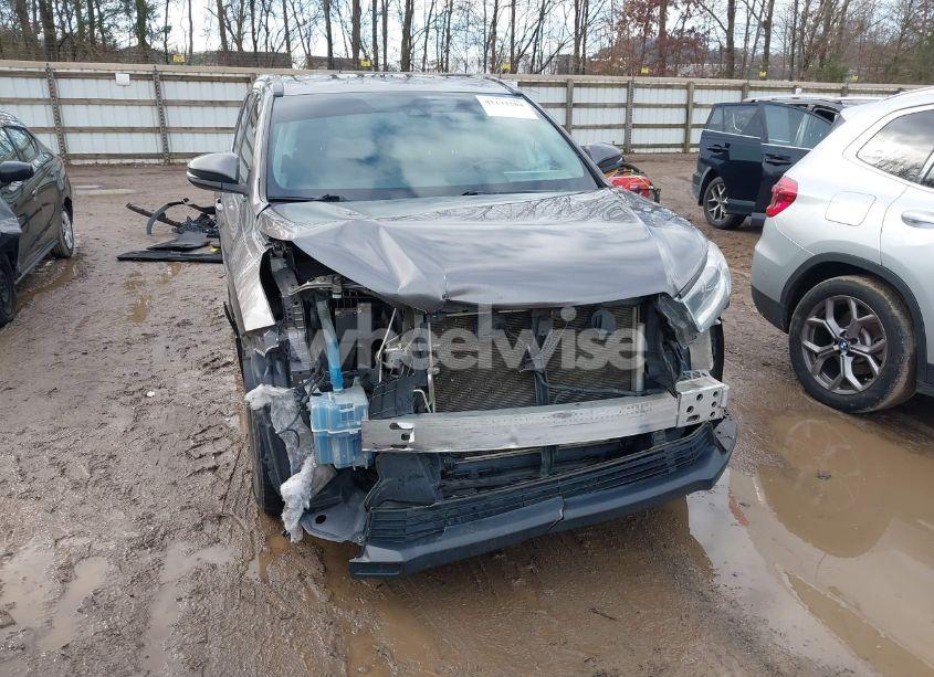 Photo 6 of 2018 Toyota Highlander SE (VIN 5TDJZRFH5JS895589)