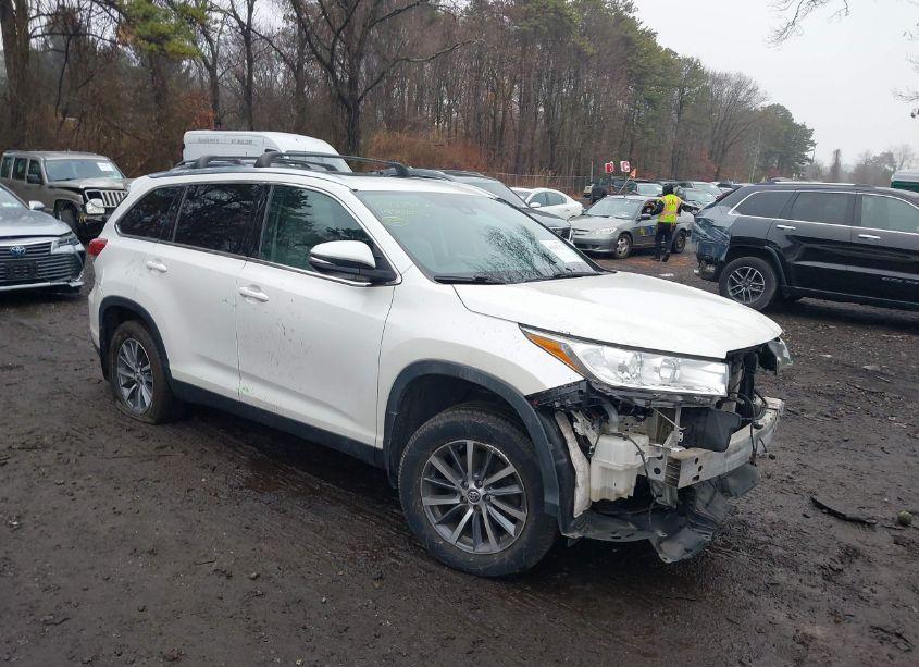 2019 Toyota Highlander XLE (VIN 5TDJZRFH5KS564982) main photo