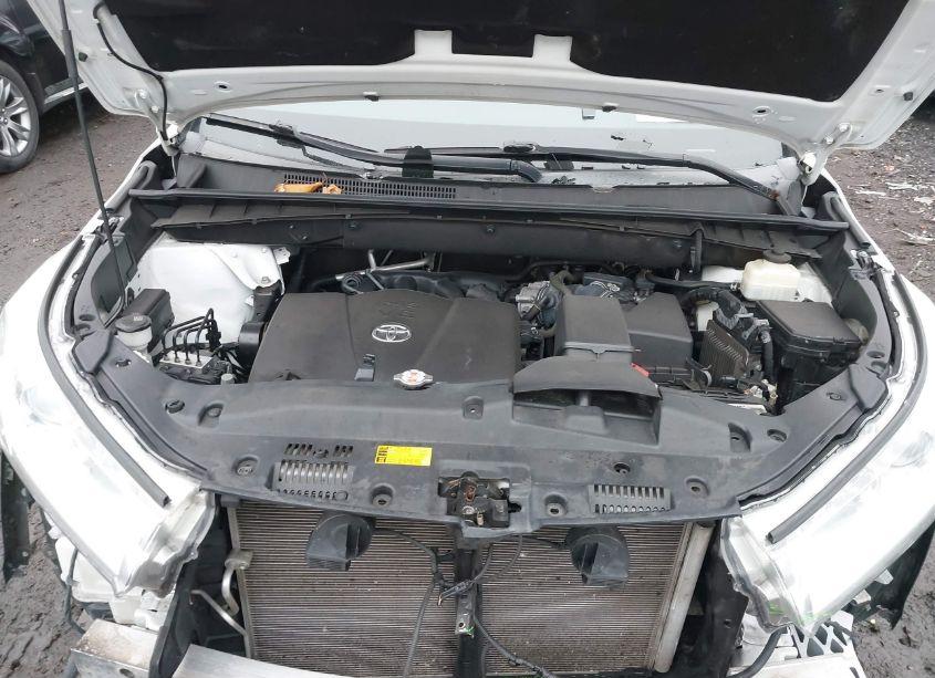 Photo 10 of 2019 Toyota Highlander XLE (VIN 5TDJZRFH5KS564982)