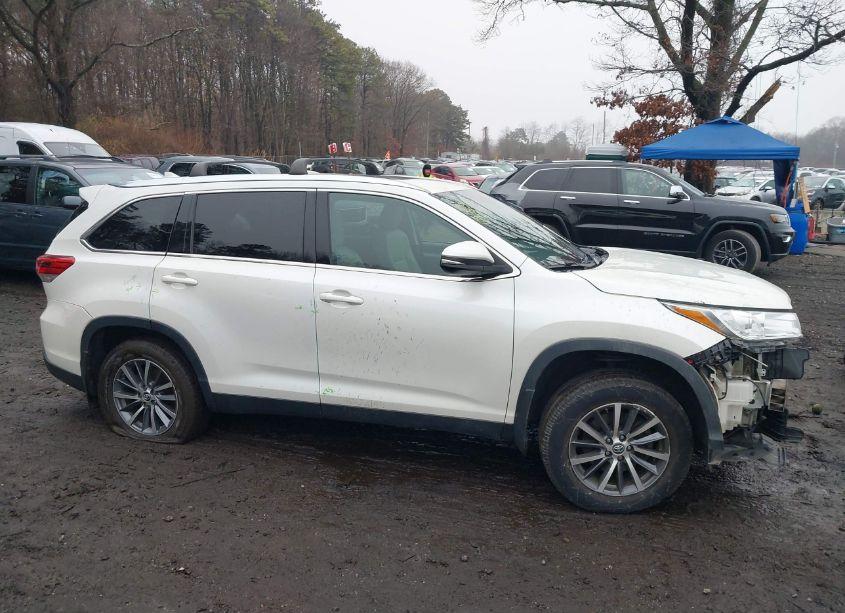 Photo 13 of 2019 Toyota Highlander XLE (VIN 5TDJZRFH5KS564982)