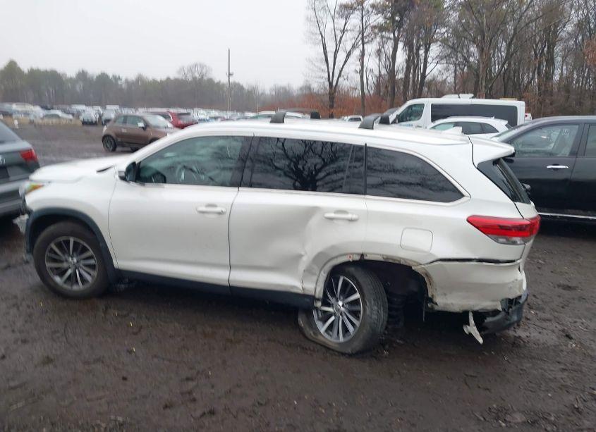 Photo 14 of 2019 Toyota Highlander XLE (VIN 5TDJZRFH5KS564982)