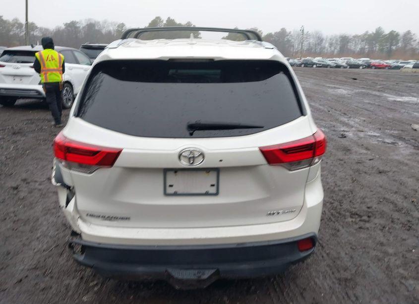 Photo 16 of 2019 Toyota Highlander XLE (VIN 5TDJZRFH5KS564982)
