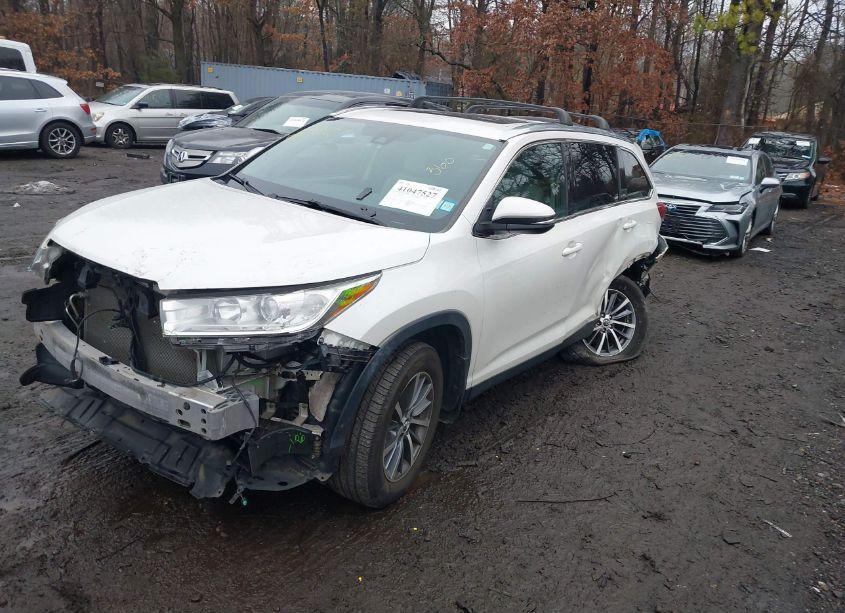 Photo 2 of 2019 Toyota Highlander XLE (VIN 5TDJZRFH5KS564982)