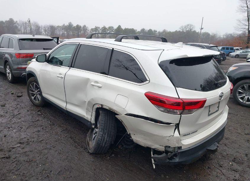Photo 3 of 2019 Toyota Highlander XLE (VIN 5TDJZRFH5KS564982)