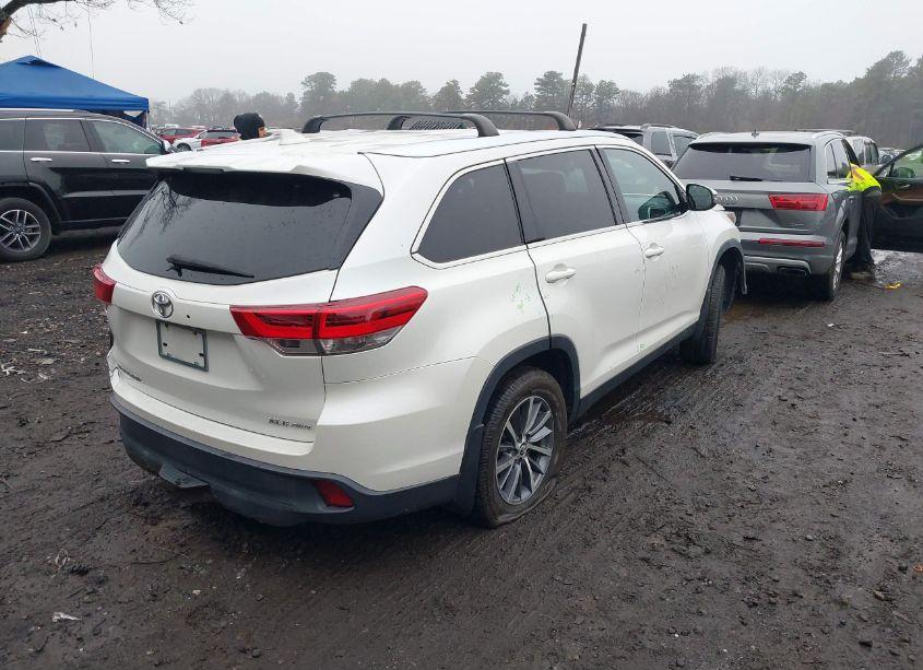 Photo 4 of 2019 Toyota Highlander XLE (VIN 5TDJZRFH5KS564982)