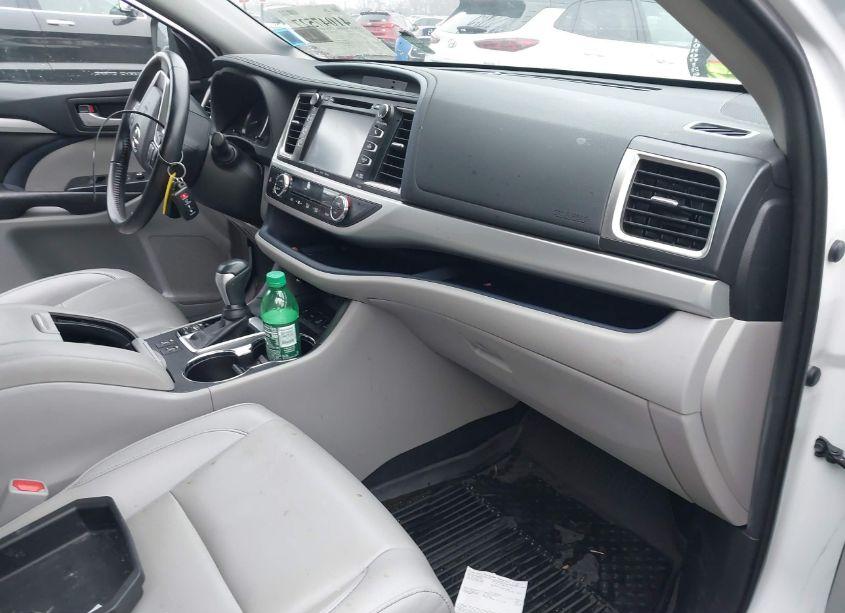 Photo 5 of 2019 Toyota Highlander XLE (VIN 5TDJZRFH5KS564982)