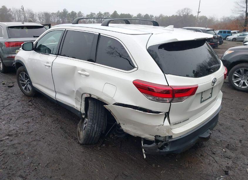 Photo 6 of 2019 Toyota Highlander XLE (VIN 5TDJZRFH5KS564982)