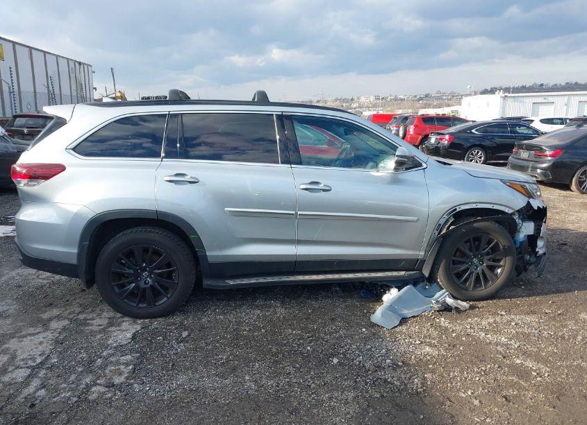 Photo 13 of 2019 Toyota Highlander SE (VIN 5TDJZRFH5KS606423)