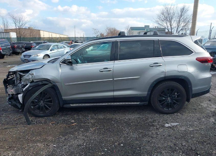 Photo 14 of 2019 Toyota Highlander SE (VIN 5TDJZRFH5KS606423)
