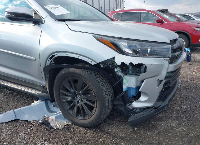 Photo 17 of 2019 Toyota Highlander SE (VIN 5TDJZRFH5KS606423)