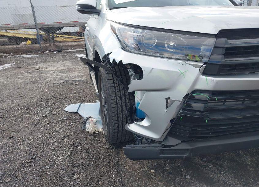 Photo 19 of 2019 Toyota Highlander SE (VIN 5TDJZRFH5KS606423)