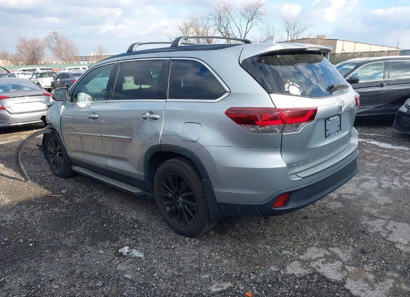 Photo 3 of 2019 Toyota Highlander SE (VIN 5TDJZRFH5KS606423)