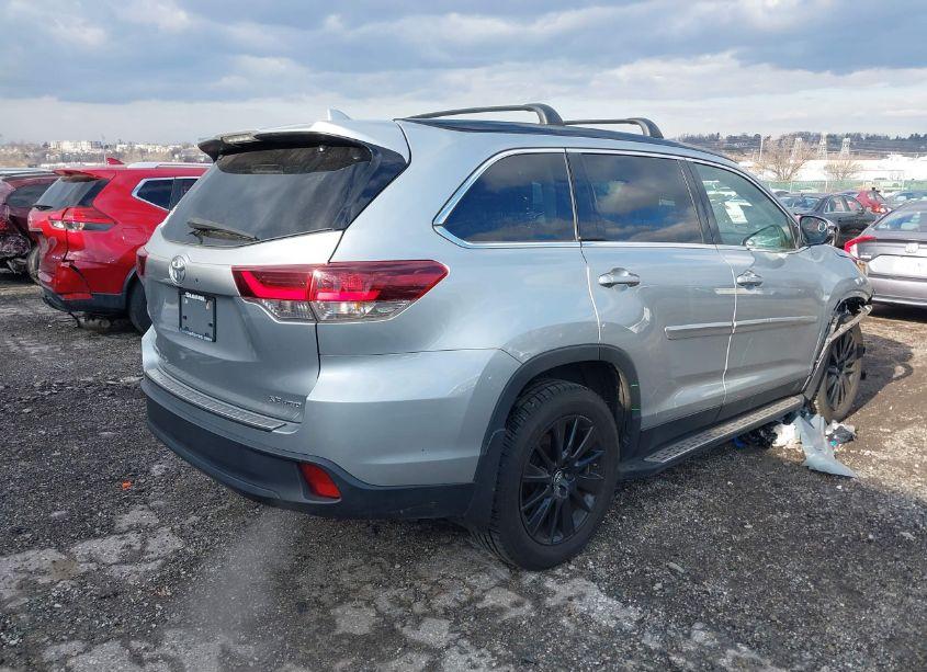 Photo 4 of 2019 Toyota Highlander SE (VIN 5TDJZRFH5KS606423)