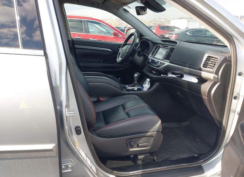 Photo 5 of 2019 Toyota Highlander SE (VIN 5TDJZRFH5KS606423)