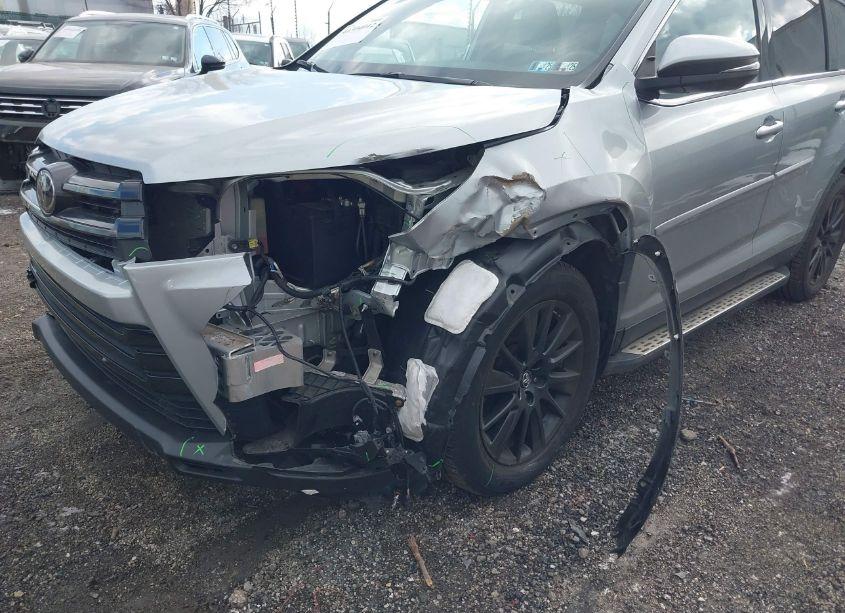 Photo 6 of 2019 Toyota Highlander SE (VIN 5TDJZRFH5KS606423)