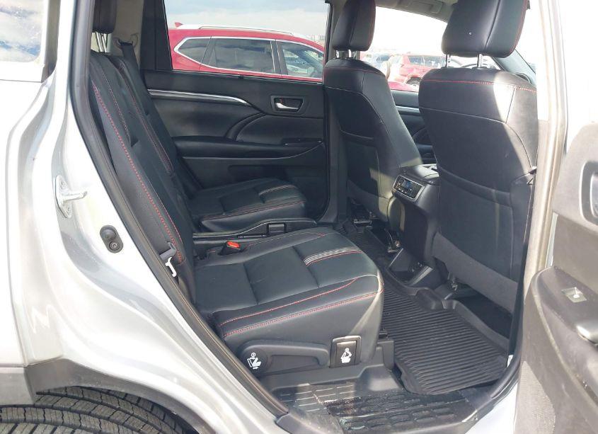 Photo 8 of 2019 Toyota Highlander SE (VIN 5TDJZRFH5KS606423)