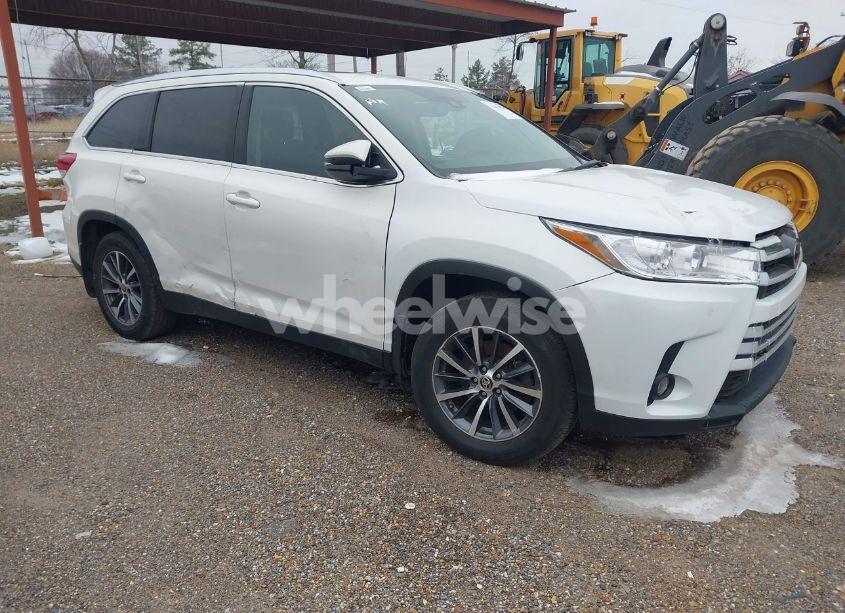 2019 Toyota Highlander XLE (VIN 5TDJZRFH5KS628096) main photo