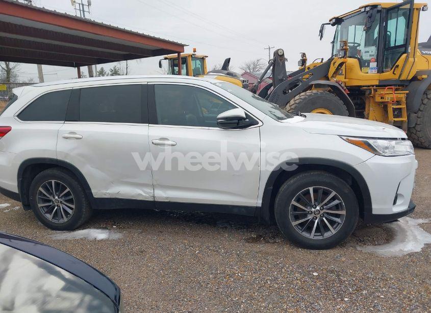 Photo 13 of 2019 Toyota Highlander XLE (VIN 5TDJZRFH5KS628096)