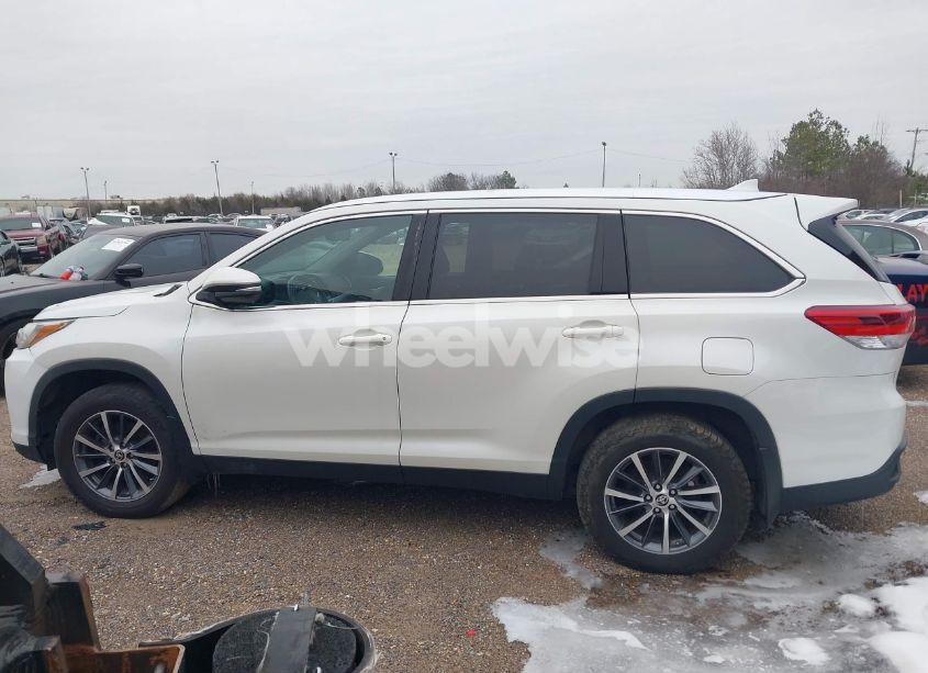 Photo 14 of 2019 Toyota Highlander XLE (VIN 5TDJZRFH5KS628096)