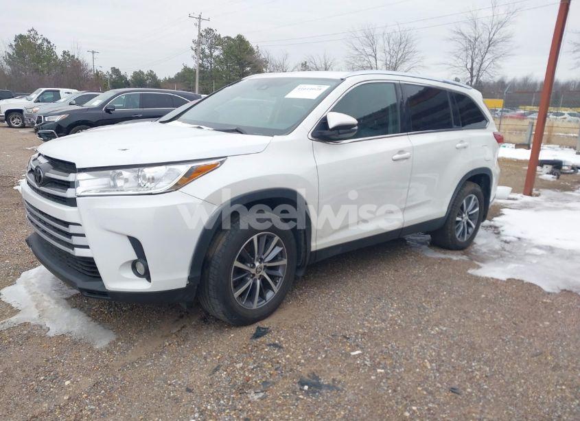 Photo 2 of 2019 Toyota Highlander XLE (VIN 5TDJZRFH5KS628096)