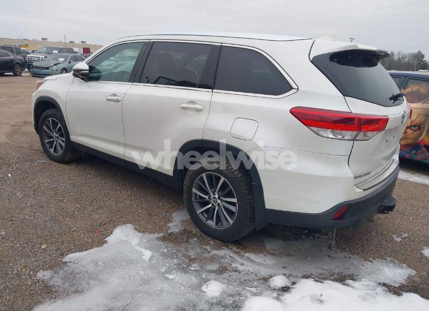 Photo 3 of 2019 Toyota Highlander XLE (VIN 5TDJZRFH5KS628096)