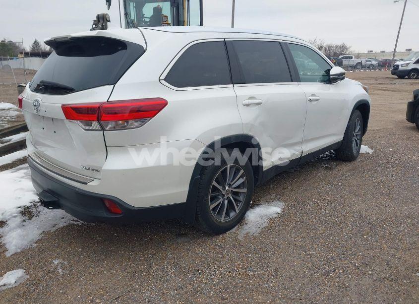 Photo 4 of 2019 Toyota Highlander XLE (VIN 5TDJZRFH5KS628096)