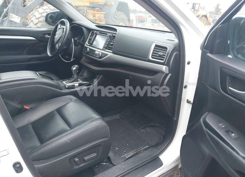 Photo 5 of 2019 Toyota Highlander XLE (VIN 5TDJZRFH5KS628096)