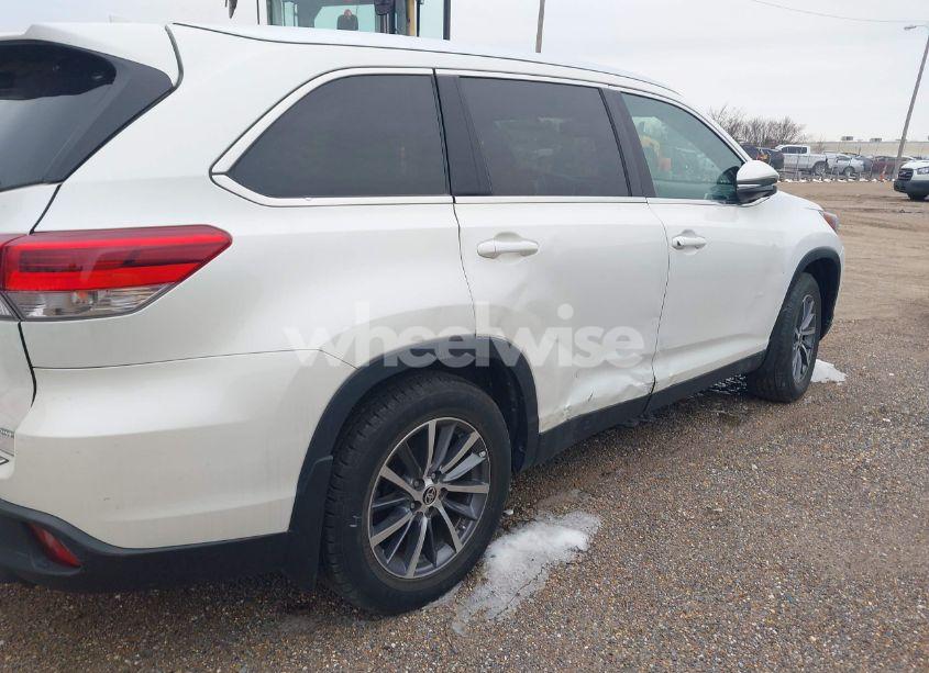 Photo 6 of 2019 Toyota Highlander XLE (VIN 5TDJZRFH5KS628096)