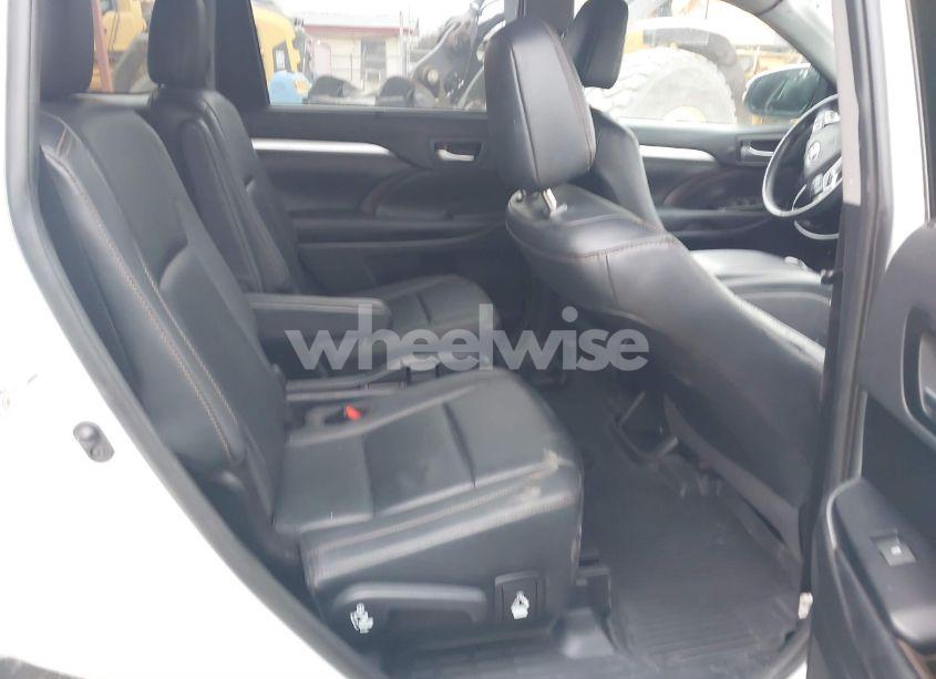 Photo 8 of 2019 Toyota Highlander XLE (VIN 5TDJZRFH5KS628096)