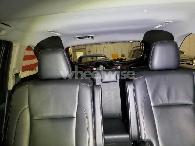 Photo 4 of 2019 TOYOTA HIGHLANDER SE N/A (VIN 5TDJZRFH5KS945019)