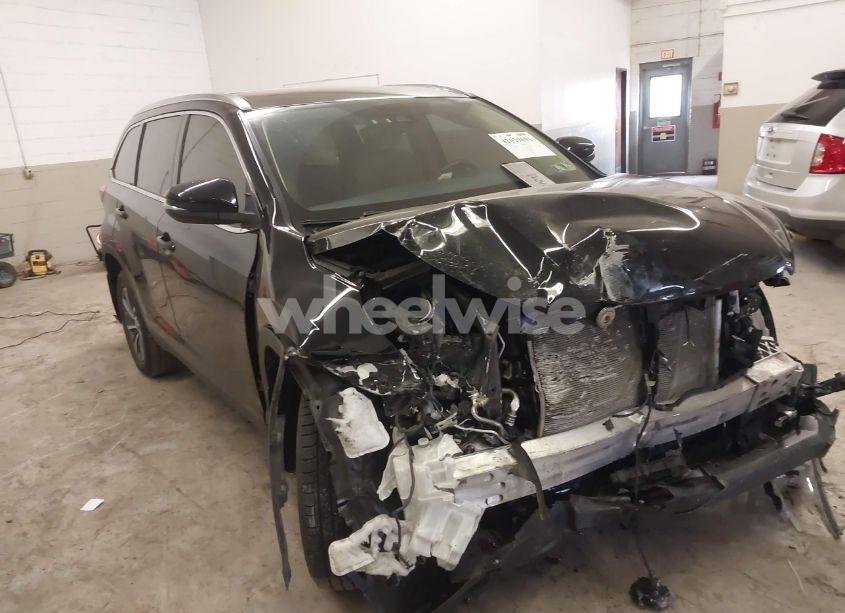 2019 Toyota Highlander XLE (VIN 5TDJZRFH5KS996424) main photo