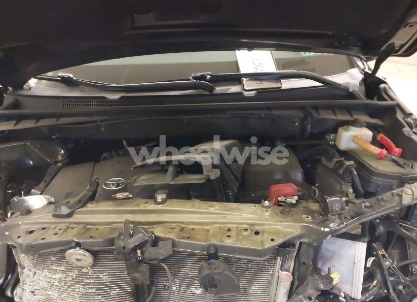 Photo 10 of 2019 Toyota Highlander XLE (VIN 5TDJZRFH5KS996424)