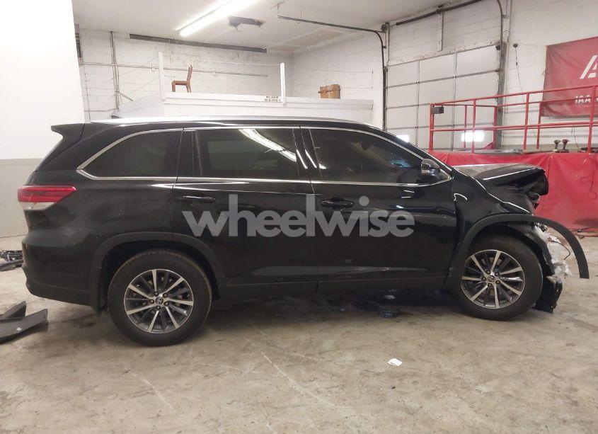 Photo 13 of 2019 Toyota Highlander XLE (VIN 5TDJZRFH5KS996424)