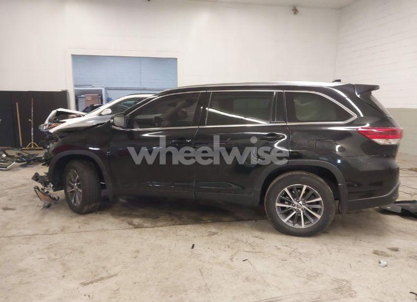 Photo 14 of 2019 Toyota Highlander XLE (VIN 5TDJZRFH5KS996424)