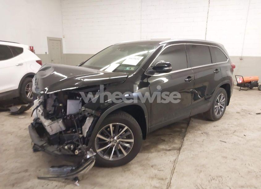 Photo 2 of 2019 Toyota Highlander XLE (VIN 5TDJZRFH5KS996424)