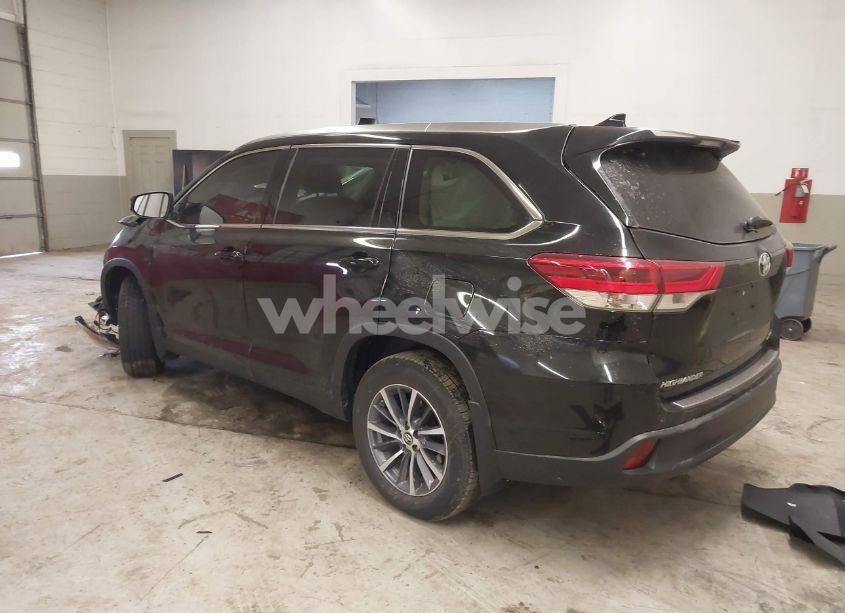 Photo 3 of 2019 Toyota Highlander XLE (VIN 5TDJZRFH5KS996424)