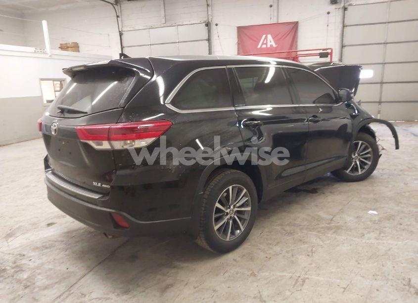 Photo 4 of 2019 Toyota Highlander XLE (VIN 5TDJZRFH5KS996424)