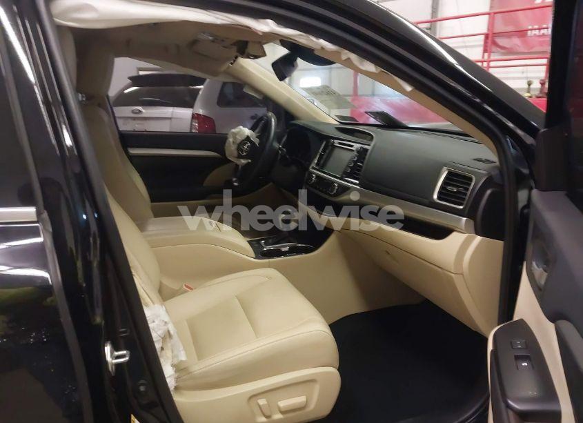 Photo 5 of 2019 Toyota Highlander XLE (VIN 5TDJZRFH5KS996424)