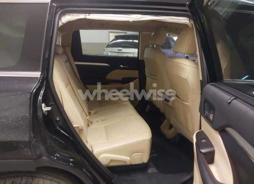 Photo 8 of 2019 Toyota Highlander XLE (VIN 5TDJZRFH5KS996424)