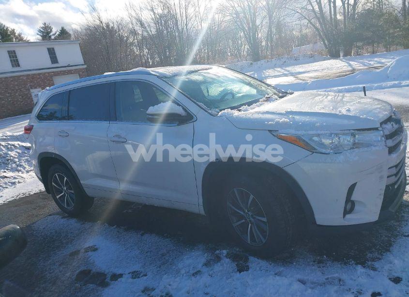 Photo 13 of 2017 Toyota Highlander XLE (VIN 5TDJZRFH6HS372754)
