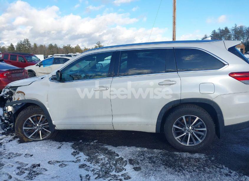 Photo 14 of 2017 Toyota Highlander XLE (VIN 5TDJZRFH6HS372754)