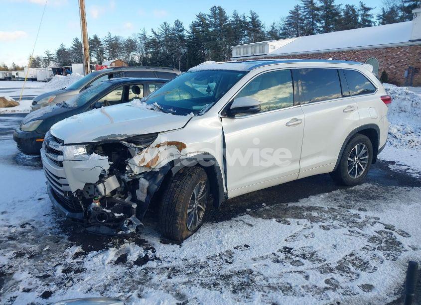 Photo 2 of 2017 Toyota Highlander XLE (VIN 5TDJZRFH6HS372754)